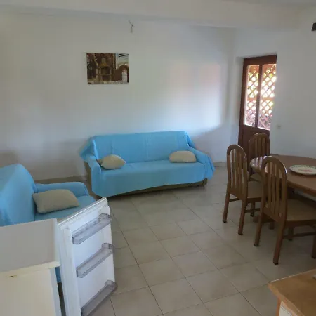 Charming Few Steps From Beach Daire